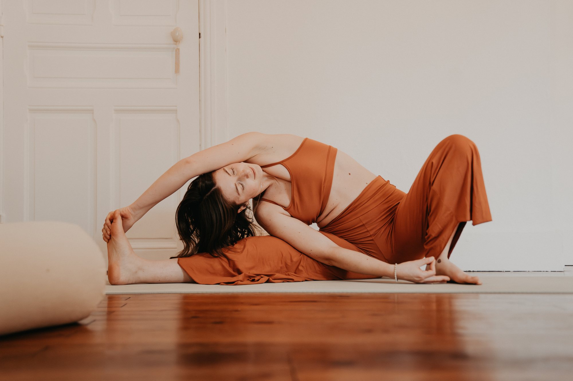 Morgane en posture allongée, yin yoga